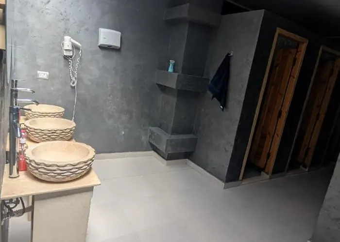 Hostify And Rooftop Hostel